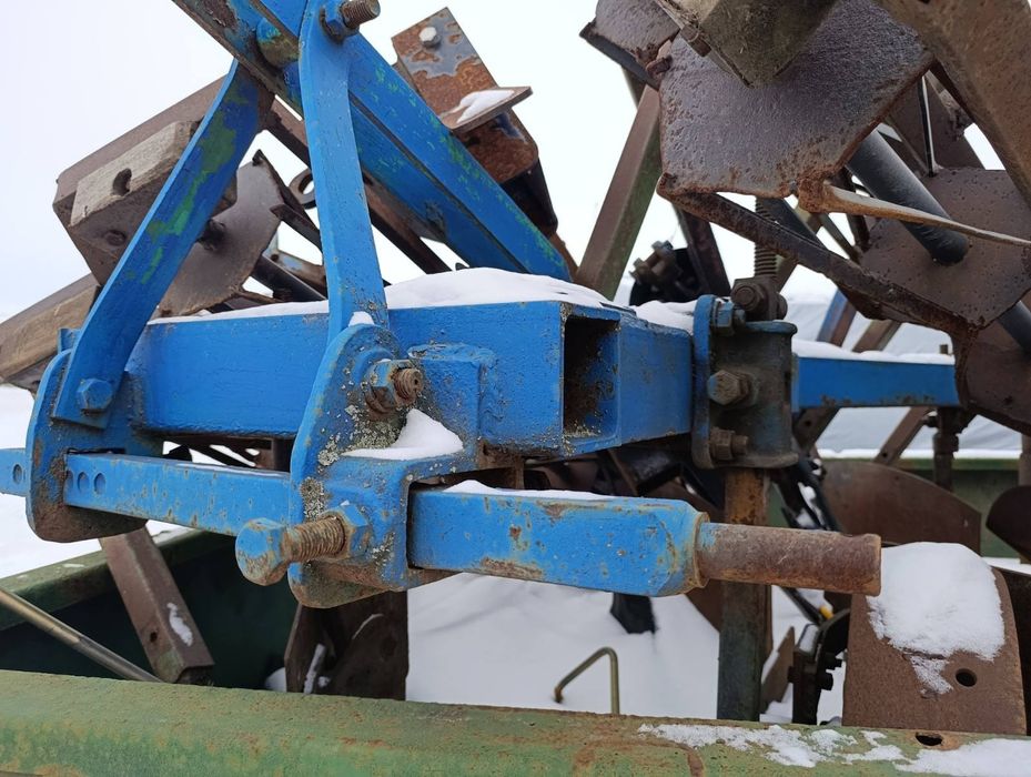 Продам трьох корпусний плуг