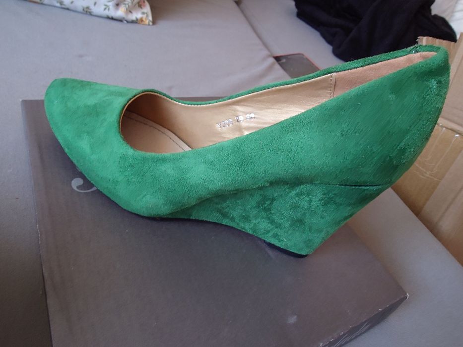 Zieleń butelkowa buty na koturnie