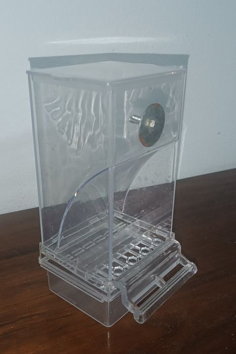 Comedouro automático para periquitos australianos