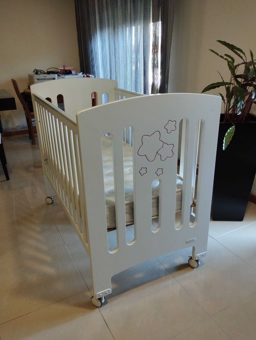 Cama de Madeira de Bebé