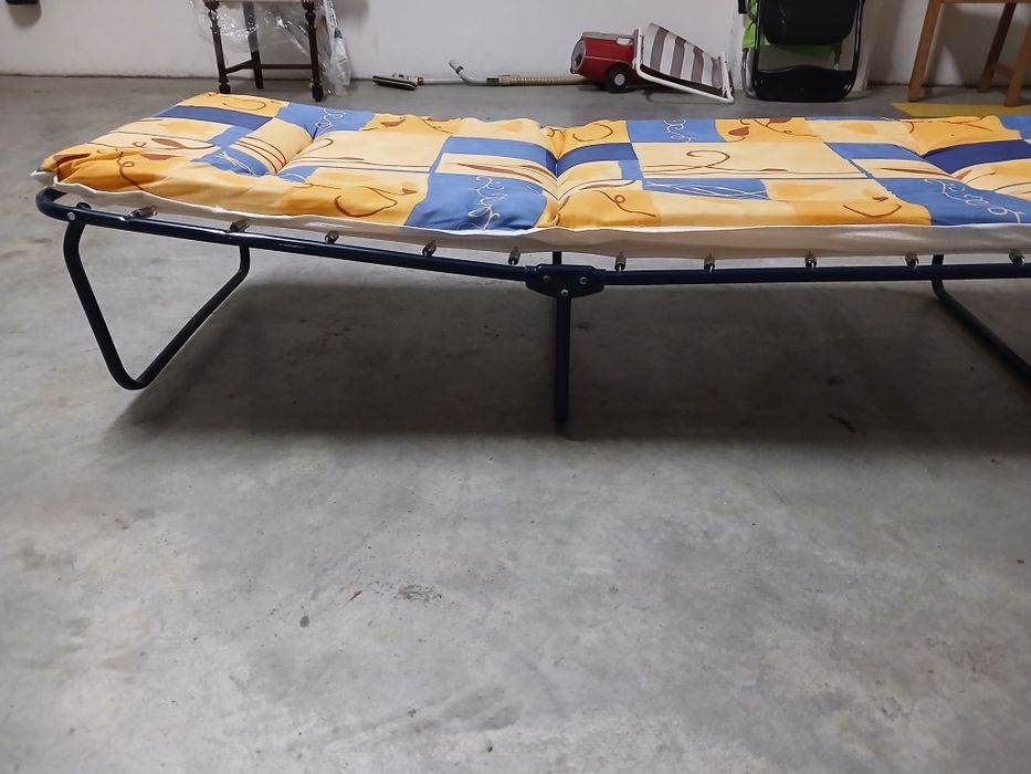 Divã  cor azul e amarelo