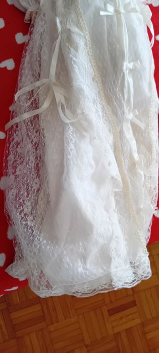 Bebé grandito vestido longo e touca.