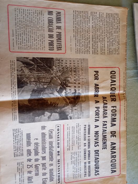2 exemplares de O Comercio do Porto de 28 e 30 de maio de 1974