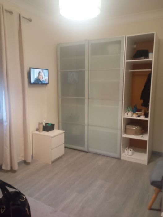 Alugo quarto em moradia de dois andares