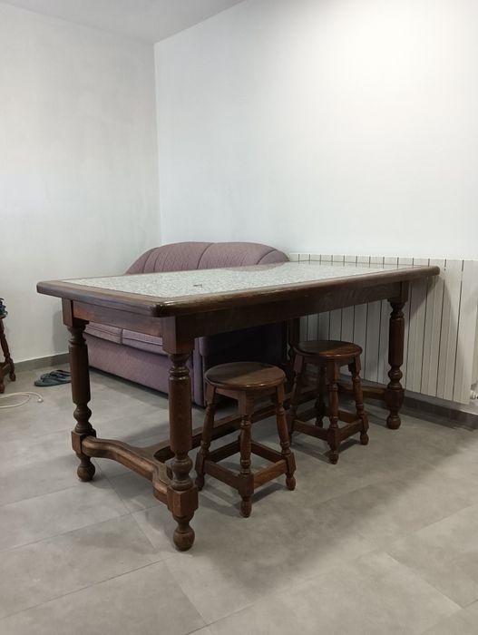 Mesa de madeira maciça em castanho