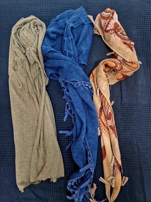 Caixa com roupa variada