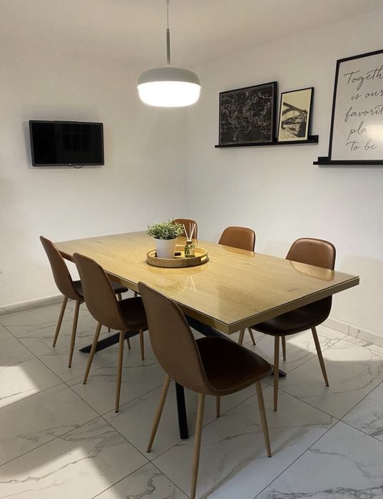 Mesa com tampo de vidro e 6 cadeiras
