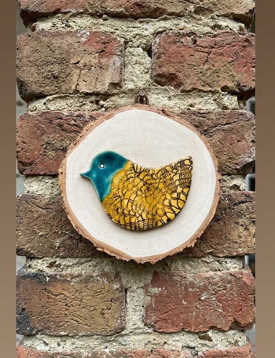 Unikatowy ceramiczny ptaszek na plastrze drewna – Rękodzieło