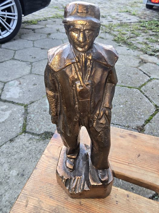 Piekna figurka górnika w stroju roboczym z charakterystyczna czapką