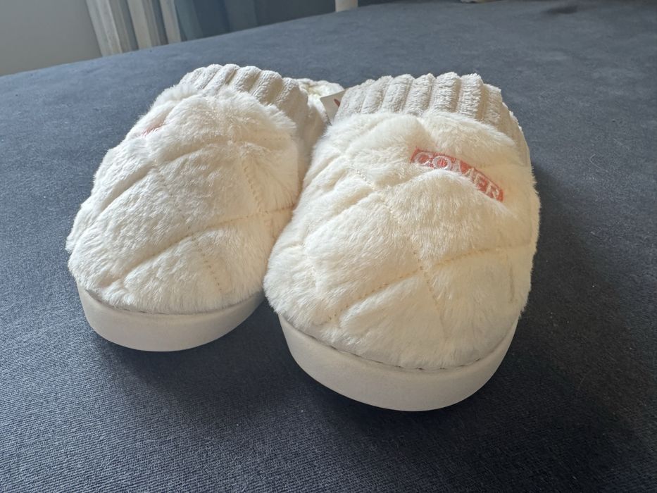 Nowe beżowe pluszowe kapcie z napisem wkładka 24 cm
