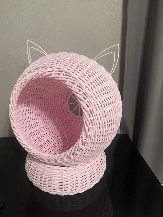 Лежанка , котодомик из ротанга.