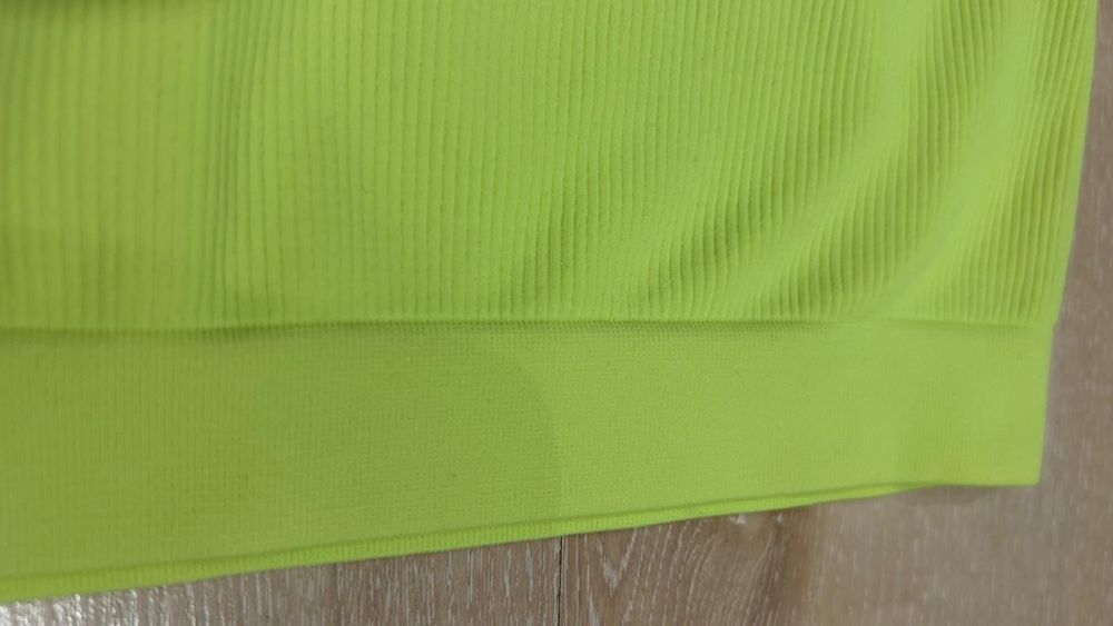 Top na ramiączkach Bershka żółty fluorescencyjny