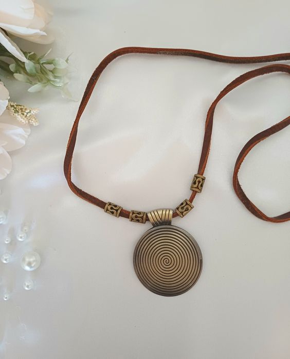 Naszyjnik na  rzemyku - Metalowe koło