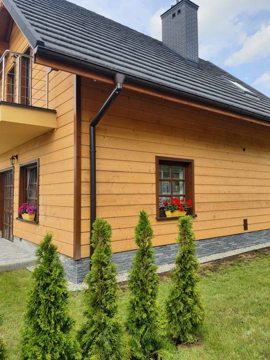 Nowoczesny dom drewniany z balią u podnóża gór