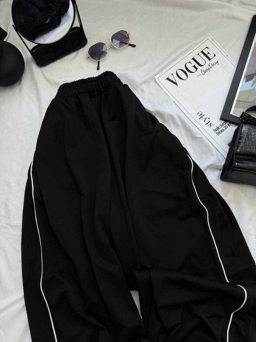 Жіночі спортивні штани оверсайз з кантами по бокам по низу затяжки