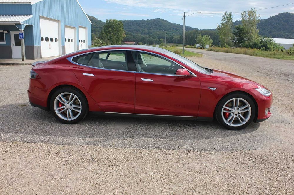 Tesla Model S P85D      2015
