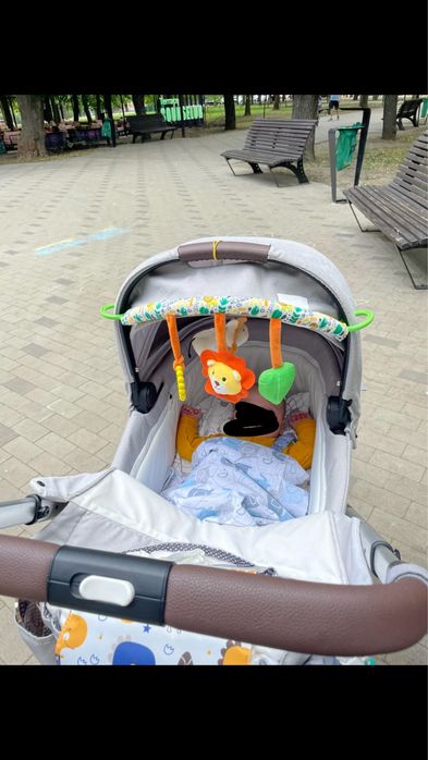 Підвіска з іграшками на коляску