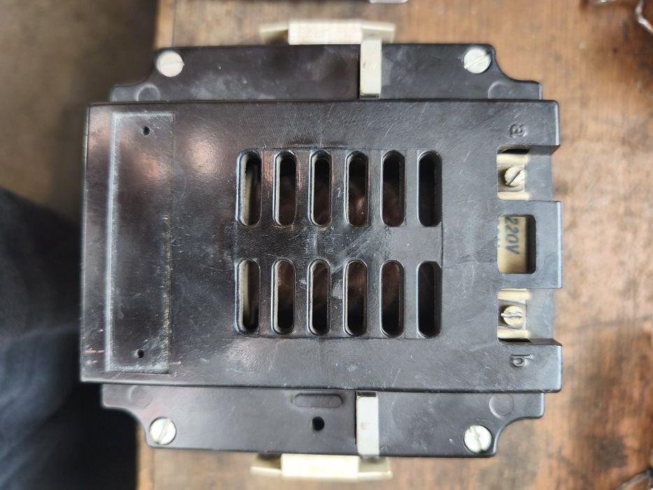 Stycznik ID 6 160 cewka 220 v