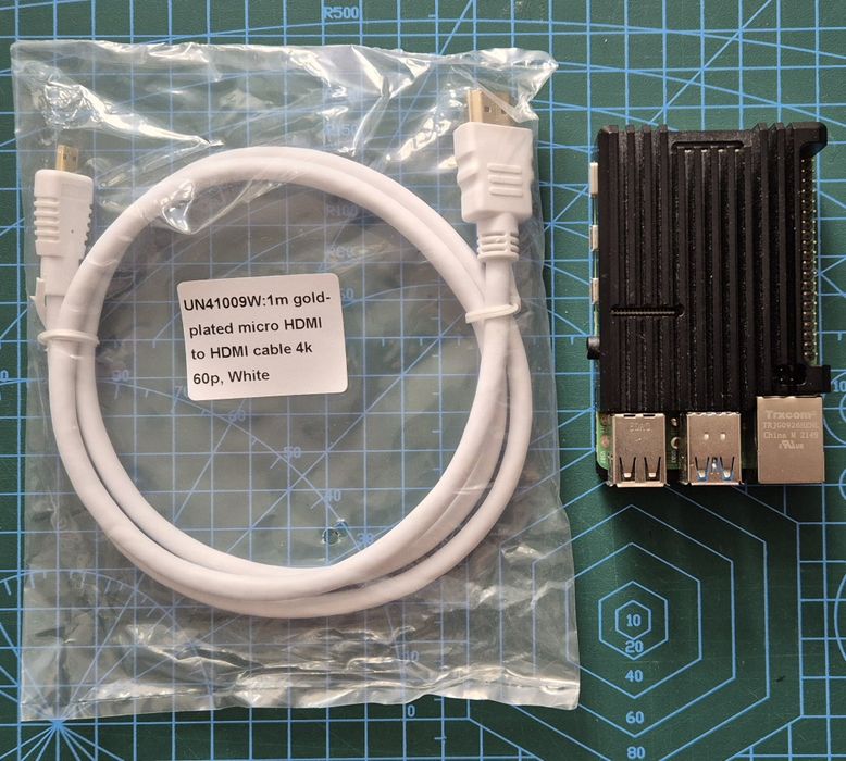 Raspberry pi 4b 4 GB  + obudowa  + SanDisk 32 GB + kabel hdmi