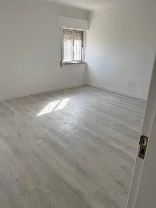 Arrendo T2 Remodelado com 3 assoalhadas no Carregado