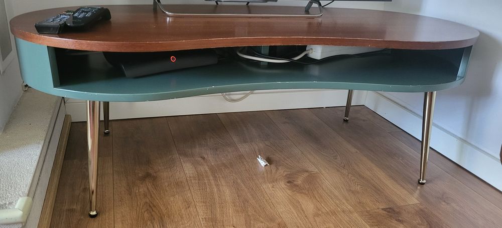 Móvel centro de mesa usado como móvel tv esverdeado com pés dourados