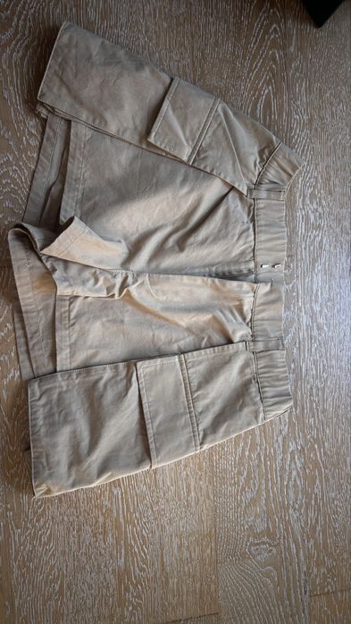 Бежеві шорти ззаду юбка