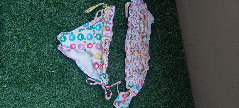 3 Bikinis + 1 fato banho Menina 10 anos