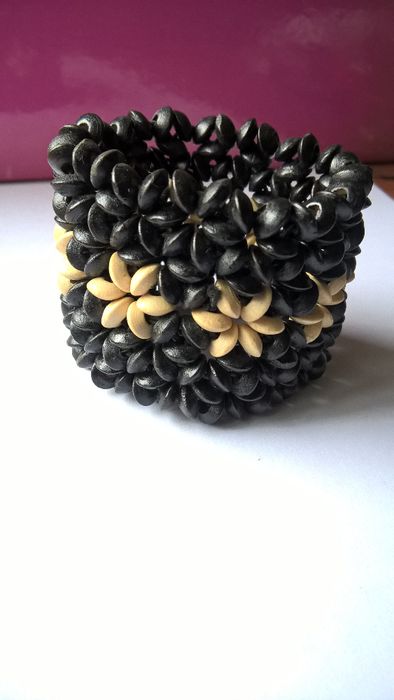 Pulseira missangas larga preto e bege (portes incluídos)