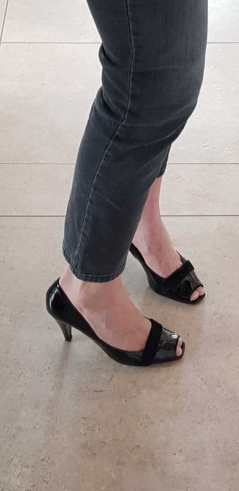 #buty. Czarne czółenka na obcasie, odslonięte palce.