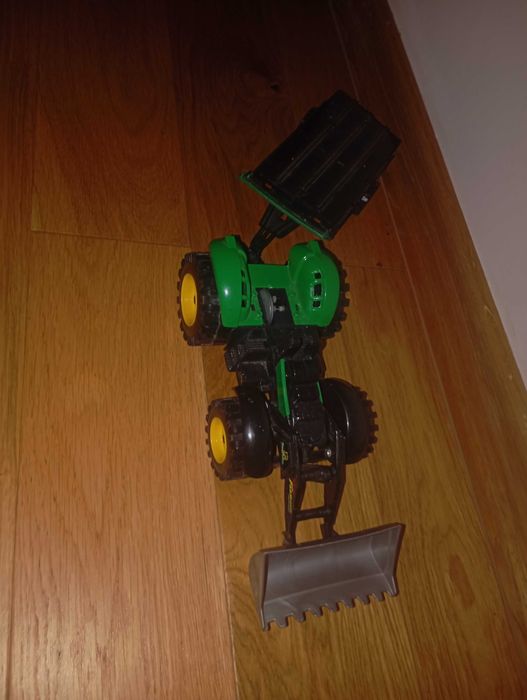 Traktor z przyczepą zabawka