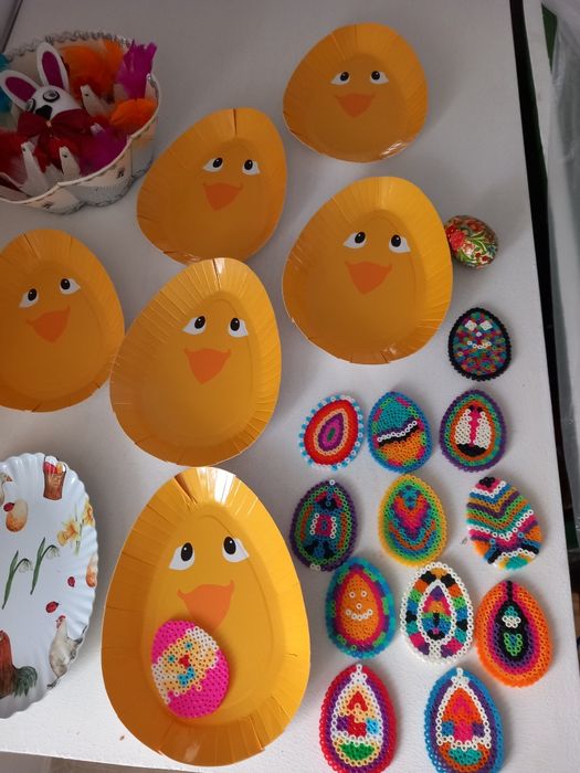 Cesto de coelhinhos de Páscoa e pratos