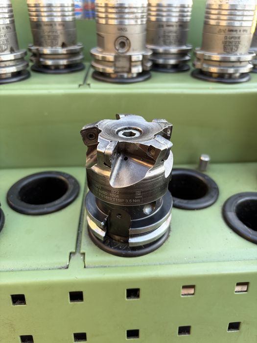 Frez czołowy Ø63 mm Sandvik z oprawką SK40 DIN 69871 – 5 gniazd