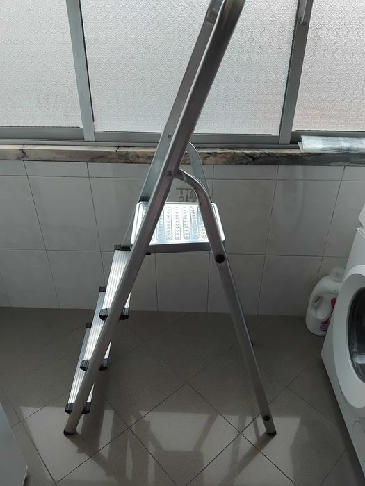 Escadote ( Completamente novo )