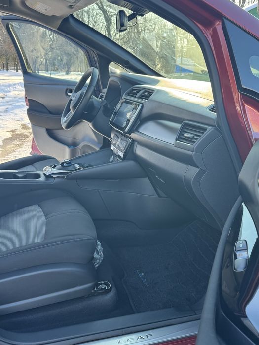 Nissan Leaf SV 62kw 2024