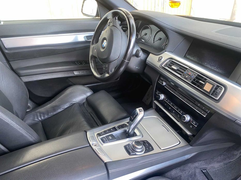 BMW 750I V8 Biturbo 4395 cc 407 cavalos, azul escuro