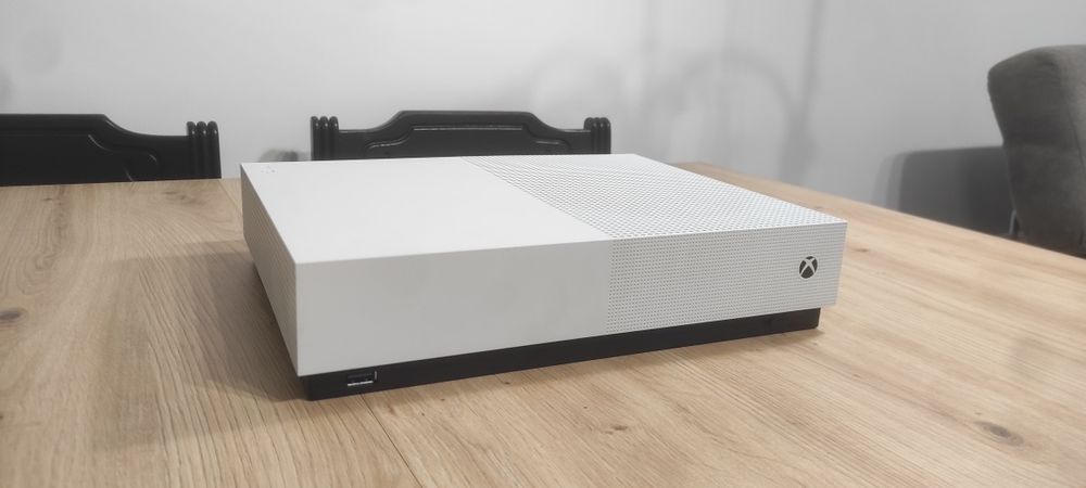 Komputer PC w obudowie xbox one s