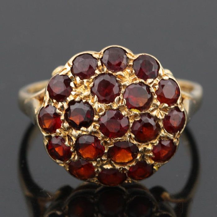 Złoty pierścionek VINTAGE z granatami okrągły nietuzinkowy 9K