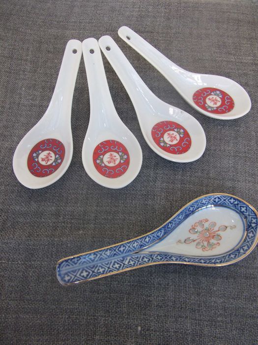Várias peças em porcelana e pedra / Several items in porcelain & stone