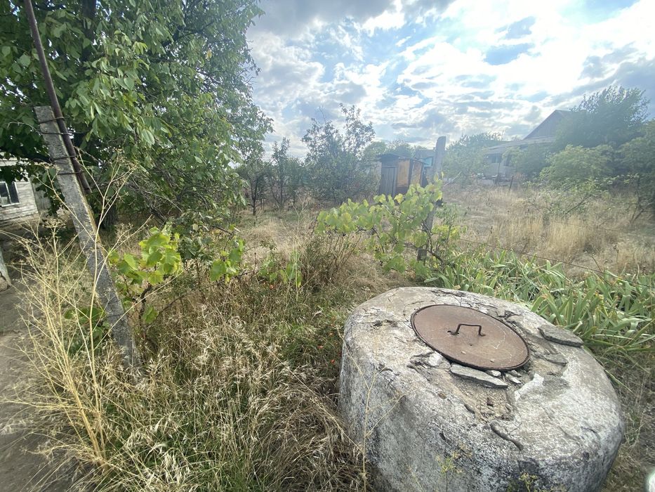 Дім з гарною площею землі