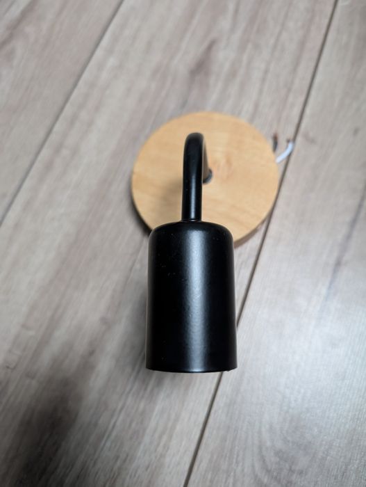 kinkiet czarny z drewnem