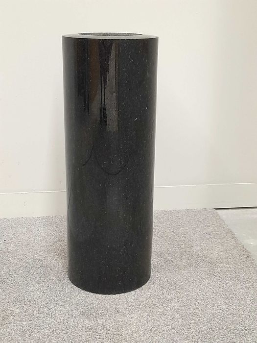 Wazon z granitu czarny wysokość 39cm