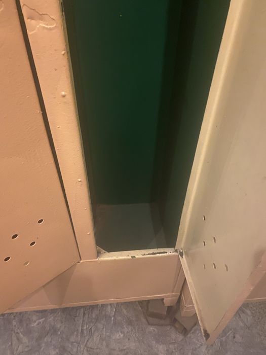 Шкафи металеві для одягу, битовка