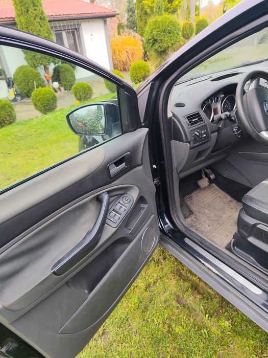 Ford Kuga uszkodzony