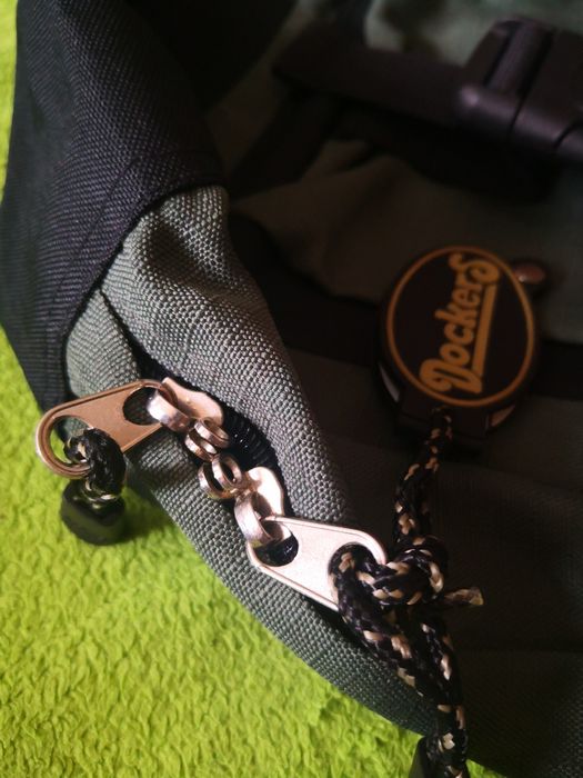Plecak marki Dockers.