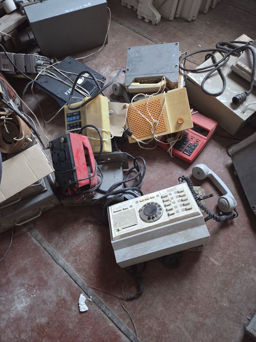 Телефони стаціонарні,комутатора, радіостанції
