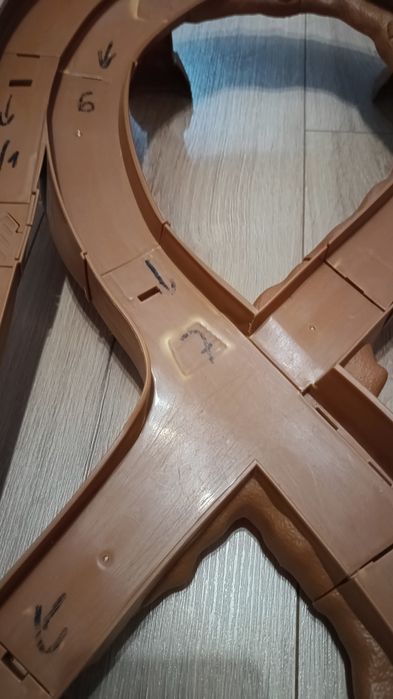 Cars auta zig zag McQueen tor wyścigowy błotnista ósemka