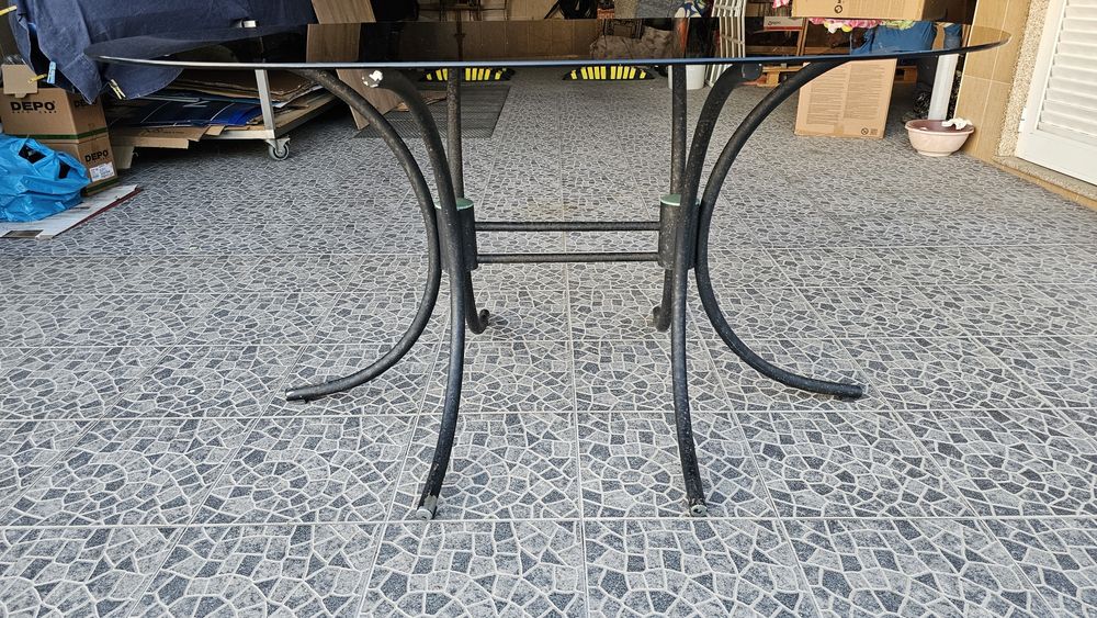 Mesa oval c/ tampo de vidro