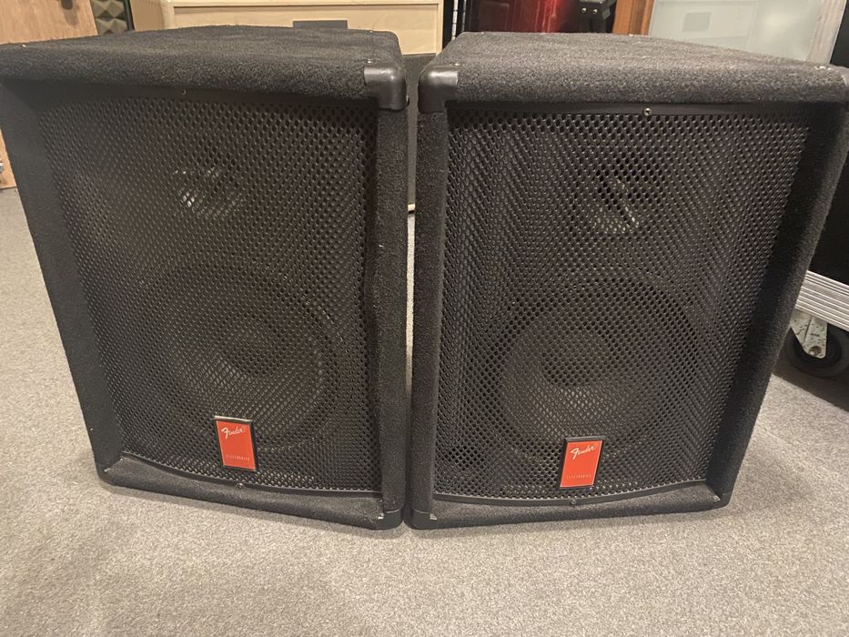 Kolumny szerokopasmowe Fender do systemu nagłośnieniowego.