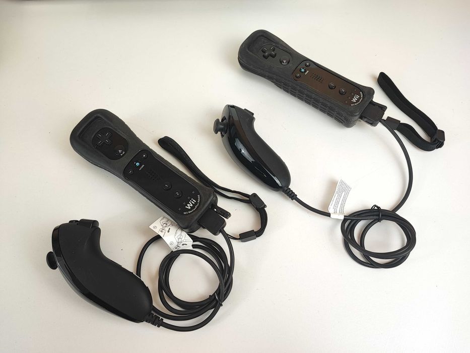 Nintendo Wii RVL-001 +2 Wii Remote +2 Wii Nunchuck + Wii Balance Board