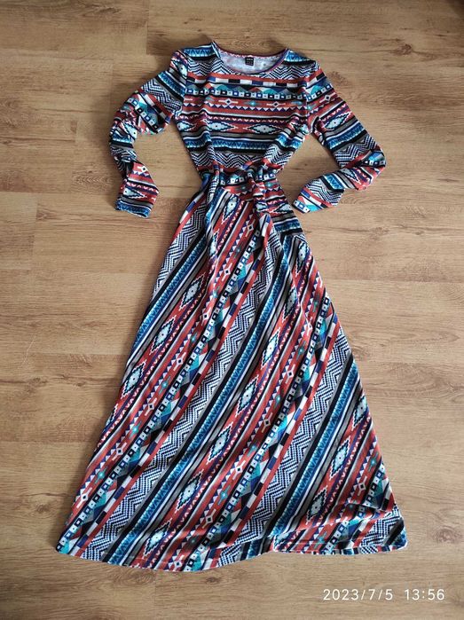 Długa sukienka kolorowa wzory